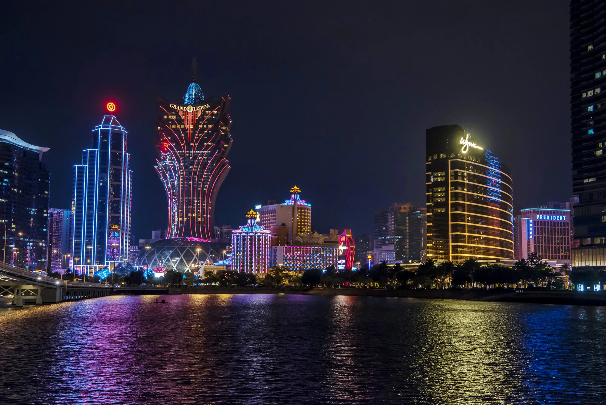 Король, четыре королевы и 17 наследников клана Хо: «Игра Престолов» в игорной империи SJM